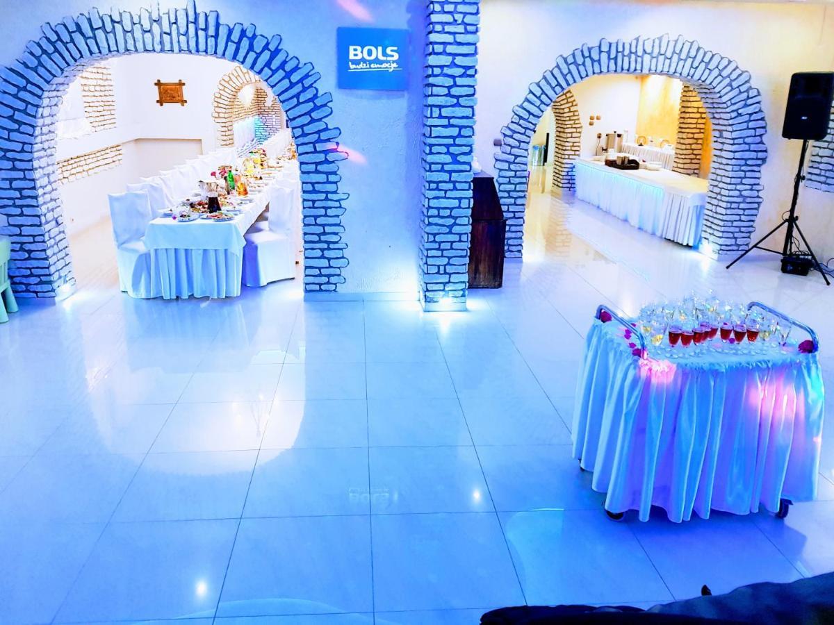 Willa-Restauracja Victoria Ostrowiec Świętokrzyski Dış mekan fotoğraf