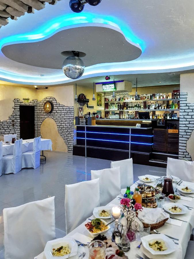 Willa-Restauracja Victoria Ostrowiec Świętokrzyski Dış mekan fotoğraf