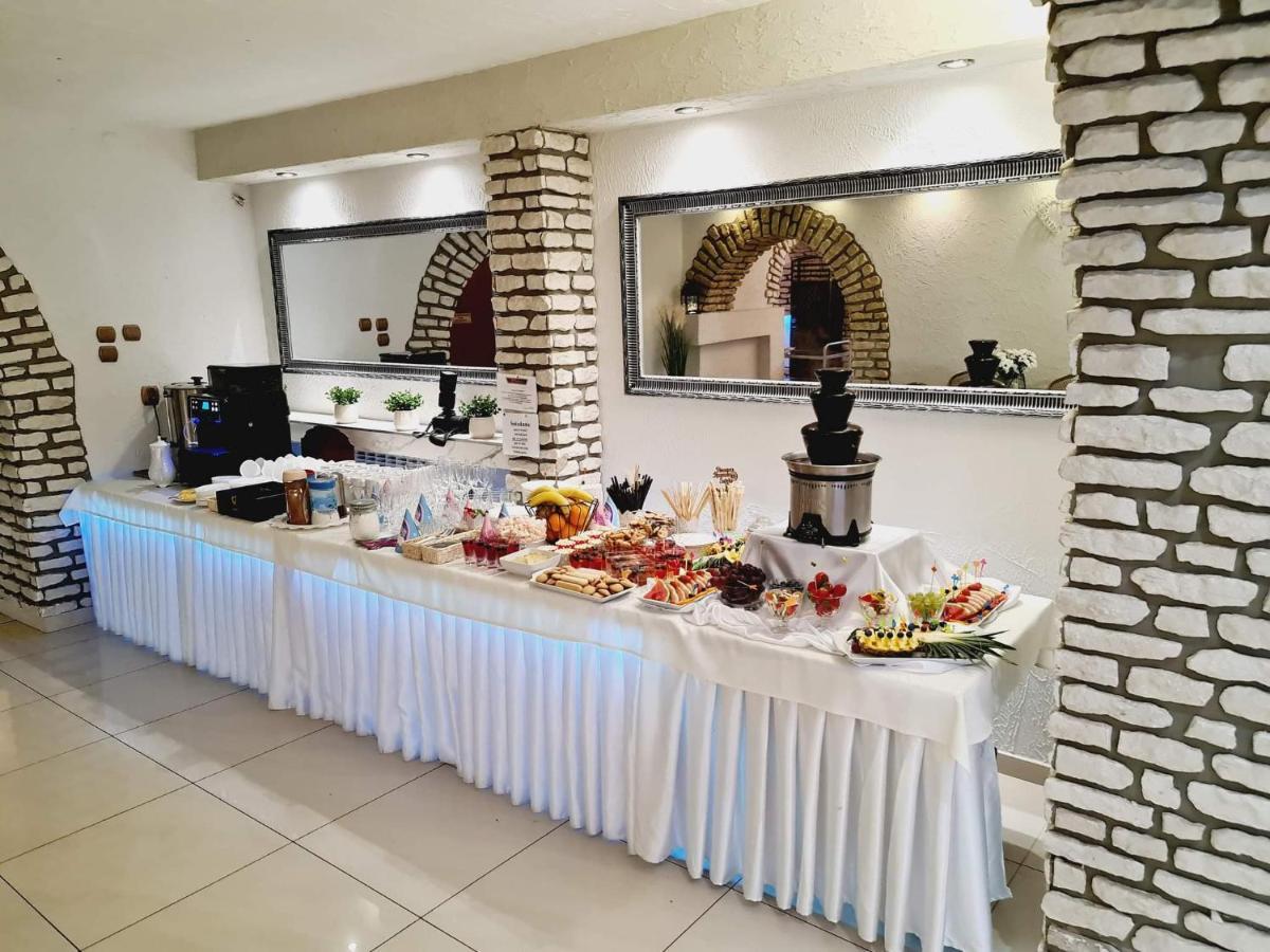 Willa-Restauracja Victoria Ostrowiec Świętokrzyski Dış mekan fotoğraf